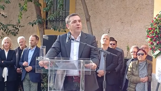 Συγκίνηση στην πολιτική κηδεία του Αλέκου Φλαμπουράρη – Λύγισε ο Αλέξης Τσίπρας: «Σε ευχαριστώ για όσα μας έδωσες. Ως σύντροφος, ως φίλος, ως παππούς των παιδιών μας” (βίντεο)