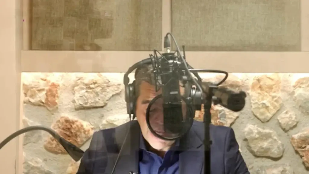 Αλέξης Τσίπρας: Μπήκε στο στούντιο ηχογράφησης για το βιβλίο του «Ιθάκη» σε audiobook – Δείτε βίντεο