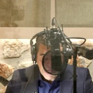 Αλέξης Τσίπρας: Μπήκε στο στούντιο ηχογράφησης για το βιβλίο του «Ιθάκη» σε audiobook – Δείτε βίντεο