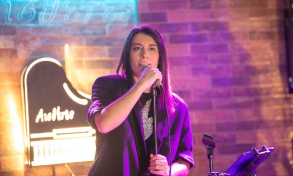 Τζένη Γεωργιάδη: Η υποψήφια του εθνικού τελικού της Eurovision προκάλεσε ντελίριο κεφιού σε μουσική σκηνή στον Κορυδαλλό (εικόνες)