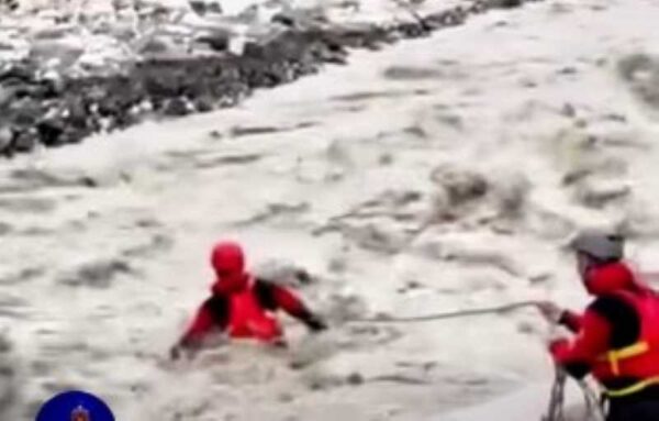 Η διάσωση πυροσβέστη της ΕΜΑΚ που παρασύρθηκε από τα ορμητικά νερά ποταμού στα Τζουμέρκα (βίντεο)