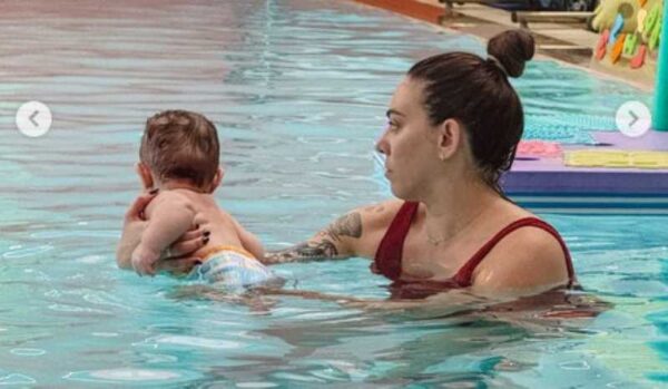 Ευρυδίκη Βαλαβάνη: Στην πισίνα με τον τεσσάρων μηνών γιό της –Φωτογραφίες&βίντεο