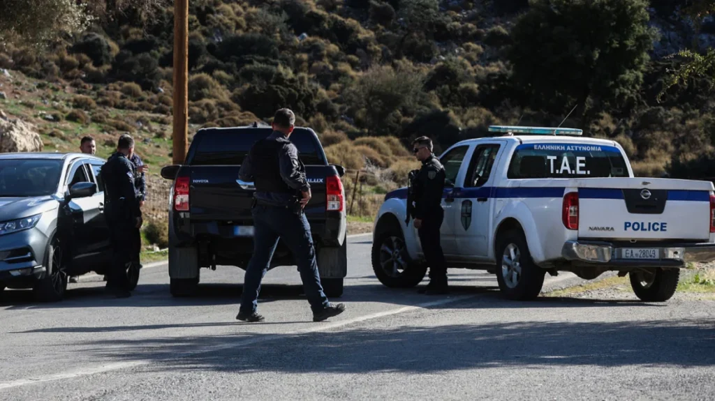 Βορίζια: Από καλάσνικοφ σκοτώθηκε η 56χρονη – Τρείς τύποι όπλων χρησιμοποιήθηκαν στο μακελειό – «Ομερτά» στο χωριό – Στο κενό ο σασμός για τις δύο οικογένειες (βίντεο)