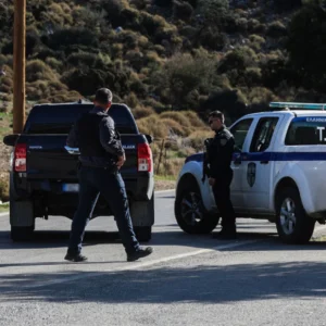 Βορίζια: Από καλάσνικοφ σκοτώθηκε η 56χρονη – Τρείς τύποι όπλων χρησιμοποιήθηκαν στο μακελειό – «Ομερτά» στο χωριό – Στο κενό ο σασμός για τις δύο οικογένειες (βίντεο)