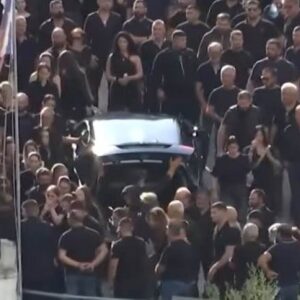 Βορίζια: Σπαρακτικές σκηνές στην κηδεία του Φανούρη Καργάκη – «Φρούριο» το χωριό  για το φόβο αντιποίνων – Αναζητούνται 3 αδέλφια για το μακελειό ( βίντεο)