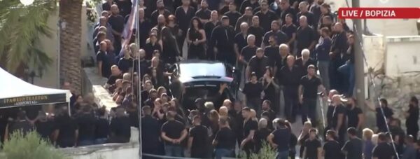 Βορίζια: Σπαρακτικές σκηνές στην κηδεία του Φανούρη Καργάκη – «Φρούριο» το χωριό  για το φόβο αντιποίνων – Αναζητούνται 3 αδέλφια για το μακελειό ( βίντεο)