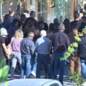 Βορίζια: Θρήνος στην κηδεία της 56χρονης Ευαγγελίας Φραγκιαδάκη – «Όσο αφήνουμε το αίμα να κυλά, ο τόπος μας μαυρίζει», το μήνυμα του ιερέα (βίντεο)