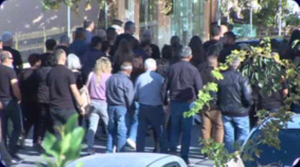 Βορίζια: Θρήνος στην κηδεία της 56χρονης Ευαγγελίας Φραγκιαδάκη – «Όσο αφήνουμε το αίμα να κυλά, ο τόπος μας μαυρίζει», το μήνυμα του ιερέα (βίντεο)