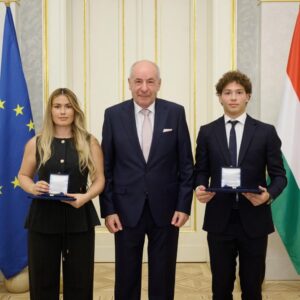 Ο πρόεδρος της Ουγγαρίας βράβευσε τον 21χρονο Αναστάσιο Γκαρίπη, είχε διασώσει πατέρα και κόρη στη θάλασσα της Επανομής (Βίντεο)