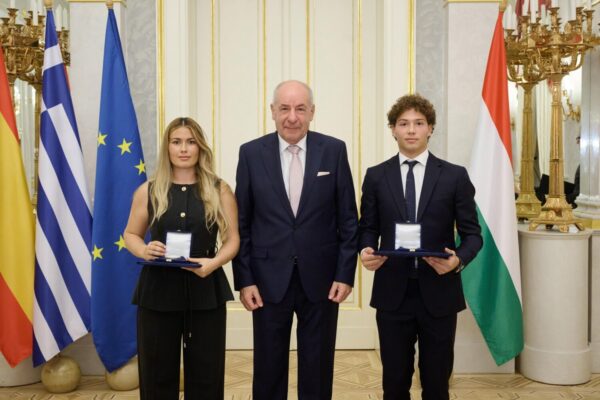 Ο πρόεδρος της Ουγγαρίας βράβευσε τον 21χρονο Αναστάσιο Γκαρίπη, είχε διασώσει πατέρα και κόρη στη θάλασσα της Επανομής (Βίντεο)