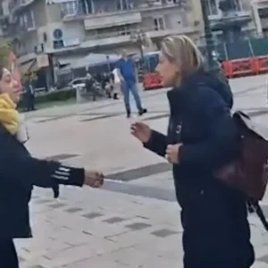 Η Χριστίνα Αλεξοπούλου δέχτηκε φραστική επίθεση στην Πάτρα: «Να φύγετε δολοφόνοι» – H απάντηση της (βίντεο)