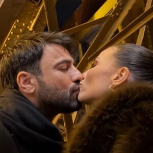 Αντρέας Γεωργίου – Σιμώνη Χριστοδούλου: Το καυτό φιλί  με φόντο τον Πύργο του Άιφελ – Φωτογραφίες