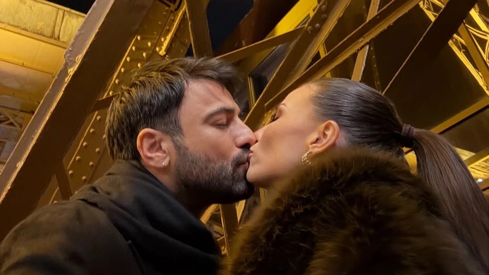 Αντρέας Γεωργίου – Σιμώνη Χριστοδούλου: Το καυτό φιλί  με φόντο τον Πύργο του Άιφελ – Φωτογραφίες