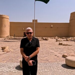 «ΕΙΚΟΝΕΣ» με τον Τάσο Δούση, αυτή την Κυριακή στις 17:45 στο OPEN – To ταξίδι στη Σαουδική Αραβία μόλις ξεκινά!