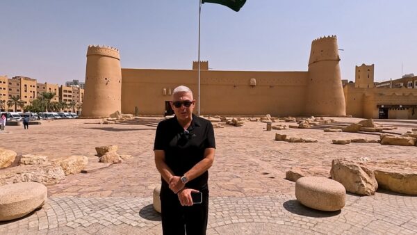 «ΕΙΚΟΝΕΣ» με τον Τάσο Δούση, αυτή την Κυριακή στις 17:45 στο OPEN – To ταξίδι στη Σαουδική Αραβία μόλις ξεκινά!