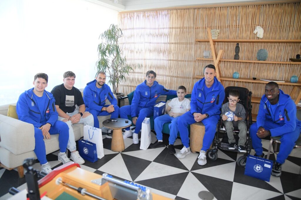 Τζόλης, Τετέι, Ρότα και Χατζηδιάκος έκαναν έκπληξη σε τρία παιδιά από το Make-A-Wish Ελλάδος (vid.) – Ο ΟΠΑΠ, Χρυσός Χορηγός της Εθνικής, προσέφερε μία αξέχαστη εμπειρία στα παιδιά