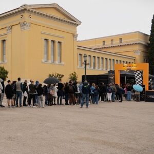 Το πρωτόγνωρο για τα ελληνικά δεδομένα roadshow με το showcar της McLaren F1 Team – Πέντε πόλεις έγιναν σημεία αναφοράς για χιλιάδες fans της Formula 1 και όχι μόνο