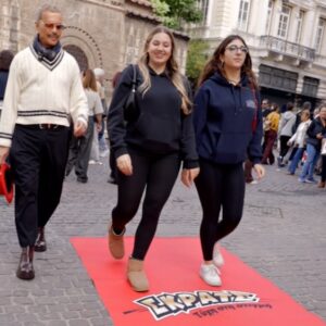 Ο Λάκης Γαβαλάς μετατρέπει την Ερμού σε πασαρέλα με το «Κόκκινο Χαλί» και το ταμπεραμέντο του – Στιγμές fun και λάμψης powered by ΣΚΡΑΤΣ