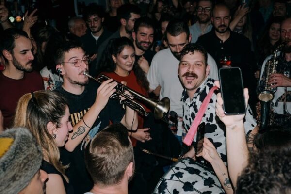 Ο δήμαρχος της Φλώρινας διέκοψε συναυλία των Banda Entopica γιατί τραγούδησαν στα σλάβικα -«Δεχθήκαμε επιθέσεις» λέει η μπάντα