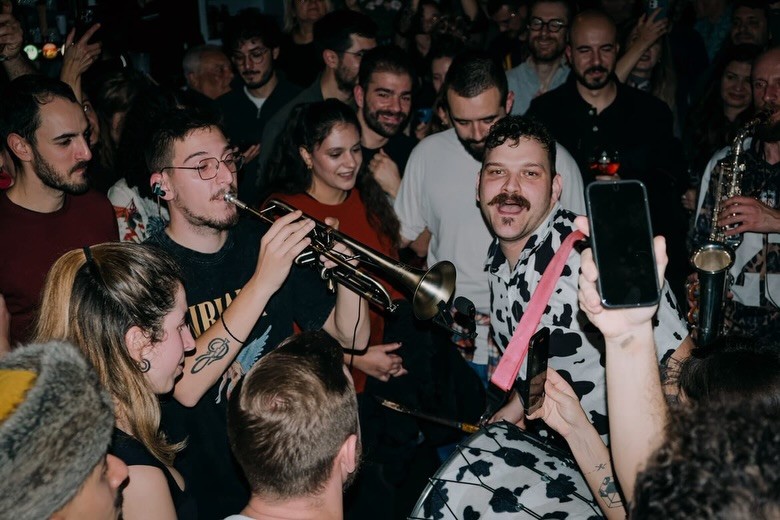 Ο δήμαρχος της Φλώρινας διέκοψε συναυλία των Banda Entopica γιατί τραγούδησαν στα σλάβικα -«Δεχθήκαμε επιθέσεις» λέει η μπάντα