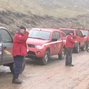 Χωρίς τις αισθήσεις τους κάτω από χιονοστιβάδα εντοπίστηκαν οι ορειβάτες, τρείς άνδρες και μια γυναίκα  που αγνοούνταν στα Βαρδούσια Όρη