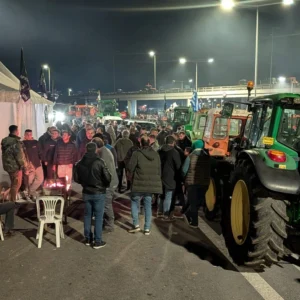 Αγροτικά μπλόκα σε Νίκαια, Μάλγαρα και  Ε65 – «Θα γεμίσει με μπλόκα όλη η Ελλάδα – Έρχονται και άλλα τρακτέρ αύριο – Μαρούδας: «Είμαστε 3-0 μέχρι τώρα, πάμε καλά» (βίντεο)