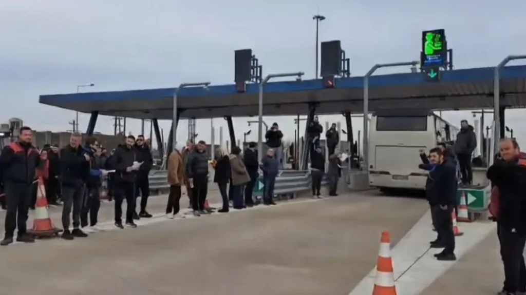 Κλιμακώνονται οι αγροτικές κινητοποιήσεις – Ανοίγουν τα διόδια  το Σαββατοκύριακο για να περάσουν οι εκδρομείς των Χριστουγέννων