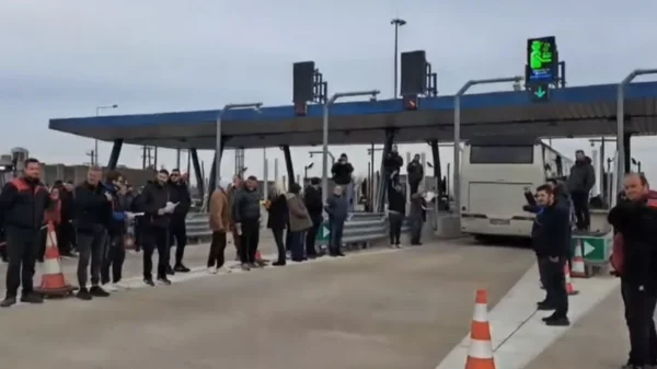 Κλιμακώνονται οι αγροτικές κινητοποιήσεις – Ανοίγουν τα διόδια  το Σαββατοκύριακο για να περάσουν οι εκδρομείς των Χριστουγέννων