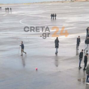 Αγρότες παίζουν …ποδόσφαιρο στην πίστα του αεροδρομίου στο Ηράκλειο – Βίντεο