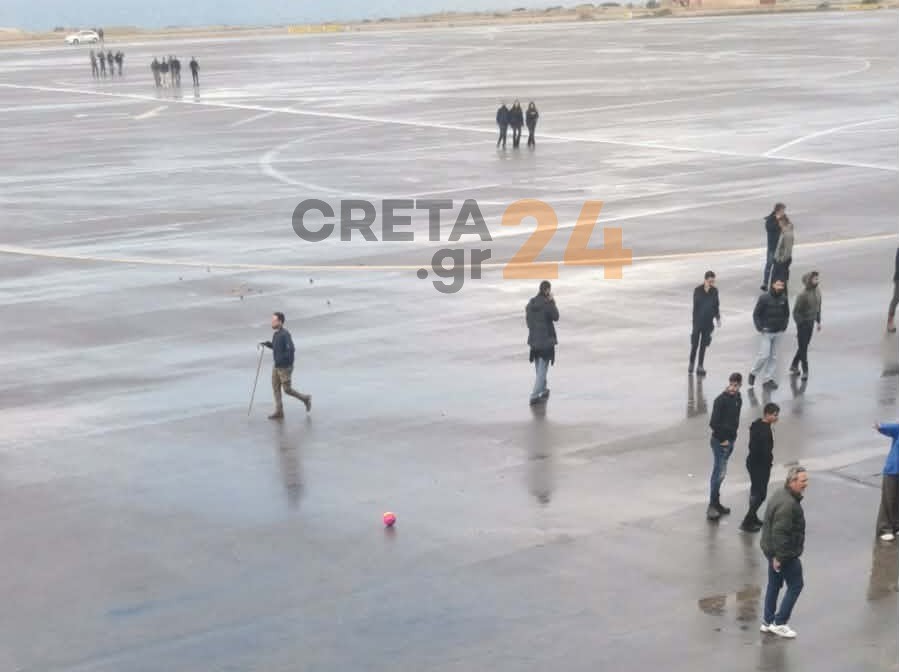 Αγρότες παίζουν …ποδόσφαιρο στην πίστα του αεροδρομίου στο Ηράκλειο – Βίντεο