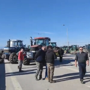 Οι αγρότες έκλεισαν την Εθνική στο ύψος των Μαλγάρων – Σε κλοιό αγροτών και τα δικαστήρια Λάρισας για τις προσαγωγές των συλληφθέντων (βίντεο)