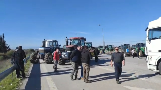 Οι αγρότες έκλεισαν την Εθνική στο ύψος των Μαλγάρων – Σε κλοιό αγροτών και τα δικαστήρια Λάρισας για τις προσαγωγές των συλληφθέντων (βίντεο)