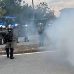 Επεισόδια με χημικά και σπρωξιές  στα Πράσινα Φανάρια της Θεσσαλονίκης –  Οι αγρότες προσπάθησαν να σπάσουν τον αστυνομικό κλοιό για να φτάσουν στο αεροδρόμιο «Μακεδονία» (βίντεο)
