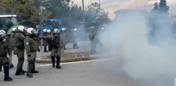 Επεισόδια με χημικά και σπρωξιές  στα Πράσινα Φανάρια της Θεσσαλονίκης –  Οι αγρότες προσπάθησαν να σπάσουν τον αστυνομικό κλοιό για να φτάσουν στο αεροδρόμιο «Μακεδονία» (βίντεο)