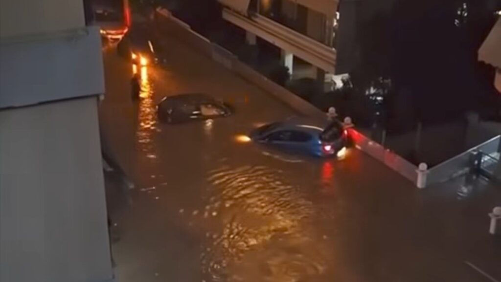 Ποτάμια οι δρόμοι στον Άλιμο από την κακοκαιρία – Αυτοκίνητα επιπλέουν στα λασπόνερα – Βίντεο