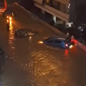 Ποτάμια οι δρόμοι στον Άλιμο από την κακοκαιρία – Αυτοκίνητα επιπλέουν στα λασπόνερα – Βίντεο