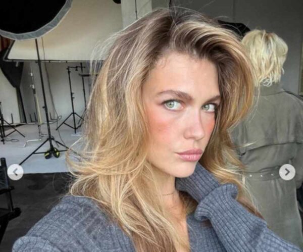 Κλέλια Ανδριολάτου: Οι πόζες με περούκα σε αγορίστικο στυλ – Φωτογραφίες