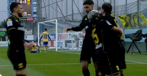 Αστέρας Τρίπολης – Άρης 0-1: «Απόδραση» με αυτογκόλ για τους «κίτρινους» στη Super League