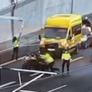 Συγκλονιστικό: Οδηγός μηχανής παρέσυρε τροχονόμο στην Αττική Οδό κατά τη διάρκεια ελέγχου – Δείτε βίντεο