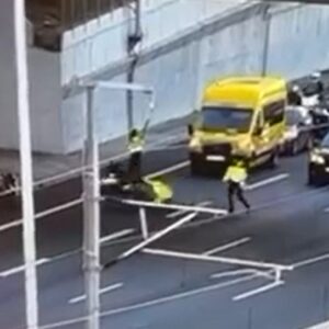 Συγκλονιστικό: Οδηγός μηχανής παρέσυρε τροχονόμο στην Αττική Οδό κατά τη διάρκεια ελέγχου – Δείτε βίντεο