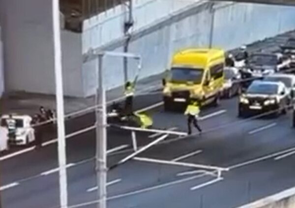 Συγκλονιστικό: Οδηγός μηχανής παρέσυρε τροχονόμο στην Αττική Οδό κατά τη διάρκεια ελέγχου – Δείτε βίντεο