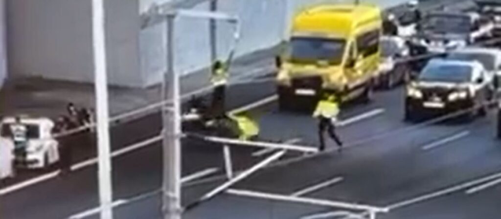 Συγκλονιστικό: Οδηγός μηχανής παρέσυρε τροχονόμο στην Αττική Οδό κατά τη διάρκεια ελέγχου – Δείτε βίντεο