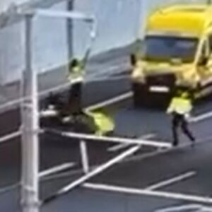 Συγκλονιστικό: Οδηγός μηχανής παρέσυρε τροχονόμο στην Αττική Οδό κατά τη διάρκεια ελέγχου – Δείτε βίντεο