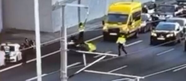 Συγκλονιστικό: Οδηγός μηχανής παρέσυρε τροχονόμο στην Αττική Οδό κατά τη διάρκεια ελέγχου – Δείτε βίντεο
