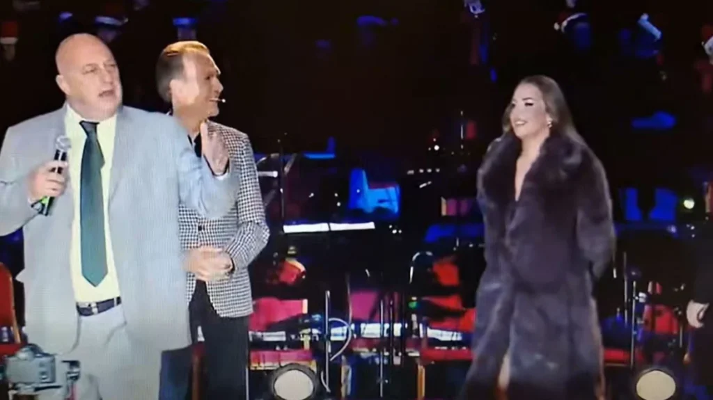 Χαμός με τα …γαλλικά του Αχιλλέα Μπέου στη φωταγώγηση του χριστουγεννιάτικου δέντρου στον Βόλο – “Το πήρε ο π@@ς και το έκανε σακάκι” (Βίντεο)