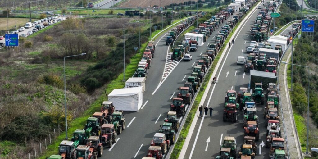 Σκληραίνουν τη στάση τους οι αγρότες: Πληθαίνουν τα μπλόκα, κλείνουν και παράδρομους στις εθνικές οδούς, αποκλείουν τελωνεία και ετοιμάζονται για το λιμάνι του Βόλου
