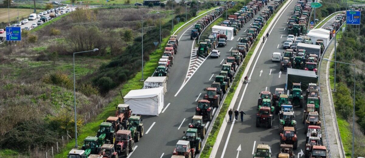 Σκληραίνουν τη στάση τους οι αγρότες: Πληθαίνουν τα μπλόκα, κλείνουν και παράδρομους στις εθνικές οδούς, αποκλείουν τελωνεία και ετοιμάζονται για το λιμάνι του Βόλου