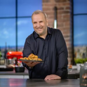 «Chef στην κουζίνα σας», με τον Βαγγέλη Δρίσκα: Σατάι νούντλς με κοτόπουλο, σιτσιλιάνικο τιμπάλο και σιροπιαστά σαραγλάκια μήλου