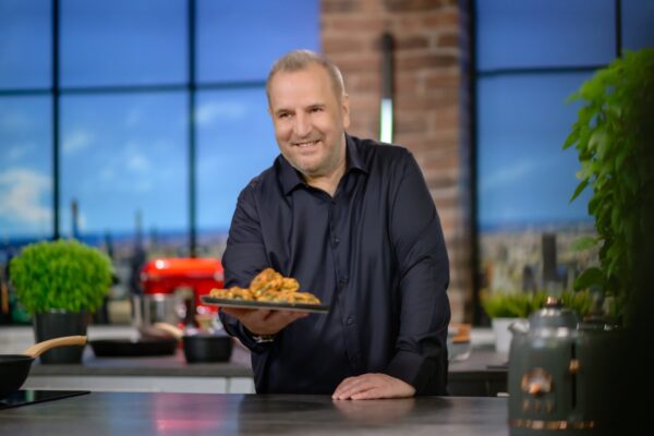 «Chef στην κουζίνα σας», με τον Βαγγέλη Δρίσκα: Σατάι νούντλς με κοτόπουλο, σιτσιλιάνικο τιμπάλο και σιροπιαστά σαραγλάκια μήλου