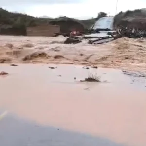 Kακοκαιρία Byron: Πλημμύρισαν τα Φάρσαλα – Υπερχείλισε ο ο ποταμός Ενιπέας – 112 για 5 περιοχές στη Θεσσαλία (βίντεο)